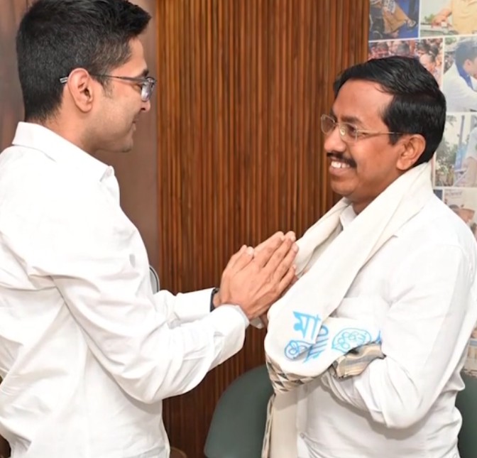 Pabitra Kar (right) after rejoining the Trinamool Congress in the presence of Abhishek Banerjee in March 2026