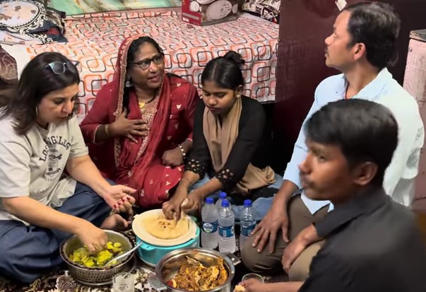 Shahida Ansari with Farah Khan while having lunch at Shahida's house in Mumbai slum area