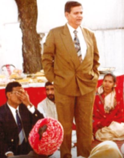 A younger age picture of Shiv Ratan Agarwal