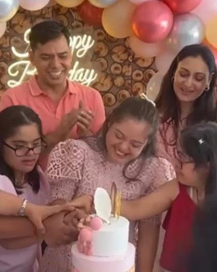 Ahida Sarmai with her parents