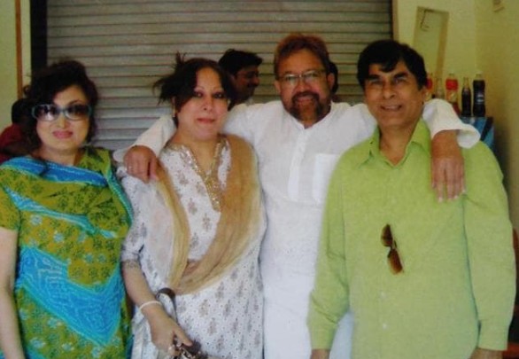 Anita Advani Age, Boyfriend, Biography » StarsUnfolded 1 Anita Advani (extremen left) and Rajesh Khanna with their friends