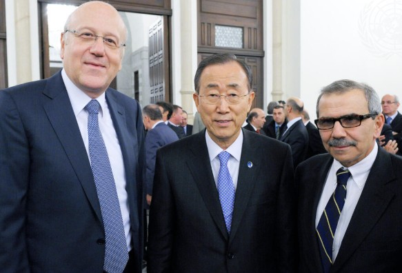 Secretary-General Ban Ki-moon (centre) meets with Najib Mikati (left), Prime Minister of Lebanon, and Nawaf Salam, Lebanon's Permanent Representative to the UN, at an official dinner hosted by Mr. Mikati in honour of the participants of the High-Level Meeting on Reform and Transitions to Democracy, in Beirut.