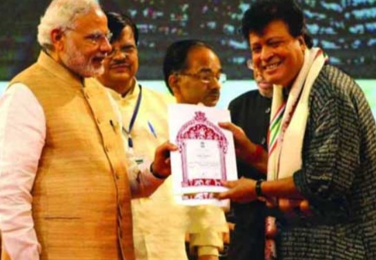 Biren Kumar Basak while receiving Sant Kabir Award