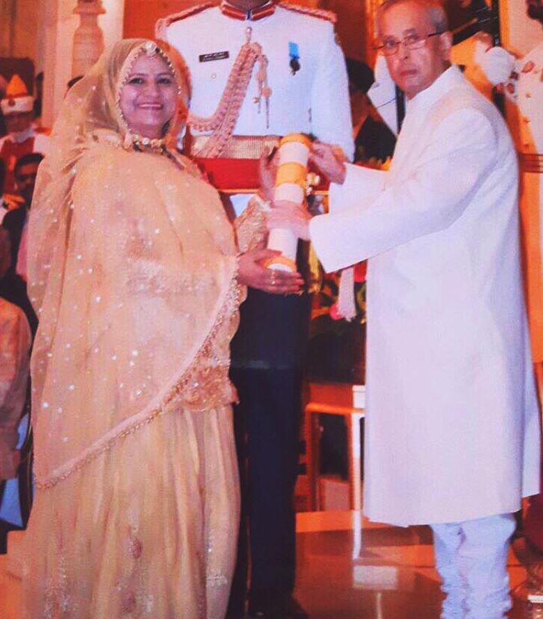 Gulabo Sapera, while receiving Padam Shri Award in 2016 from them President Pranab Mukherjee