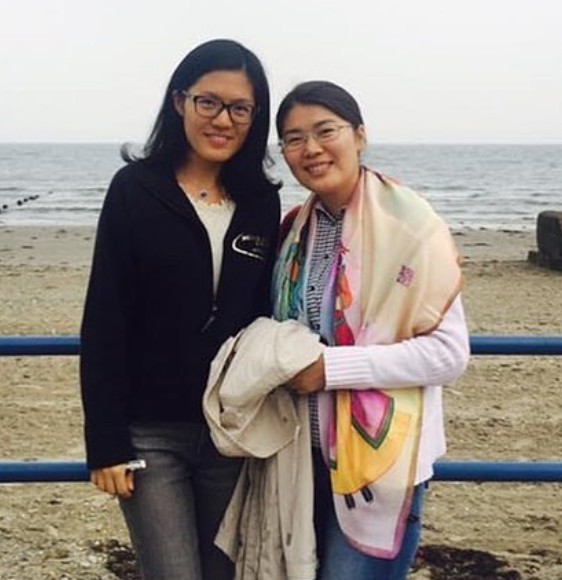 Hou Yifan with her mother