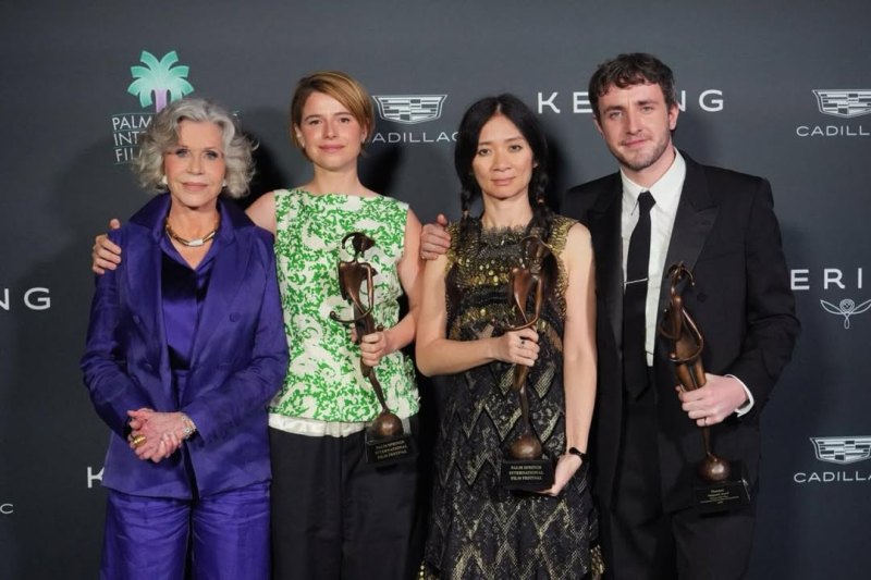 Jessie Buckley (second from the left), after receiving the Vanguard Award for 'Hamnet' at the 37th Palm Springs International Film Festival ()2026