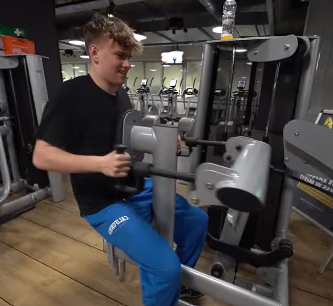 Łatwogang during a gym session