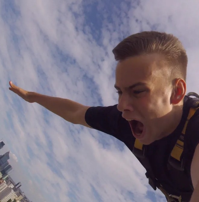 Łatwogang while enjoying skydiving