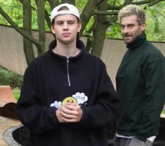 Łatwogang with Quebonafide in a still from a music video