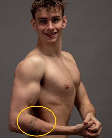 Łatwogang's tattoo on his right arm