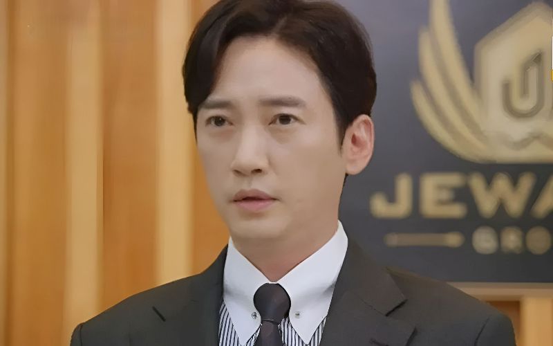 Lee Sang Bo as 'Oh Ha-joon' in a still from the series 'Miss Monte-Cristo' (2021)