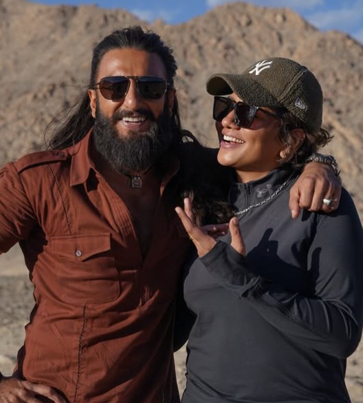 Preetisheel Singh D'souza Age, Husband, Children, Family, Biography » StarsUnfolded 6 Preetisheel Singh D'souza with Ranveer Singh during the filming of Dhurandhar