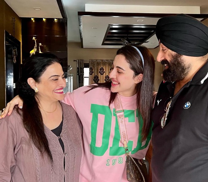 Samreen Kaur with her parents