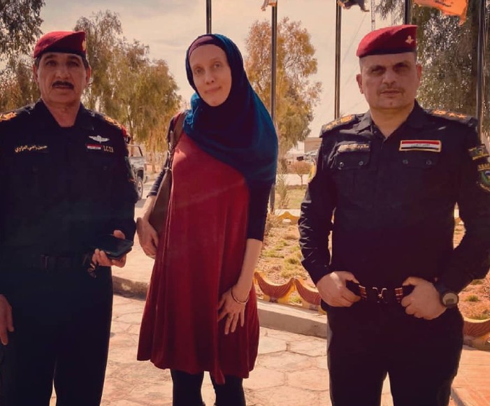 Shelly Kittleson posing with Iraqi Counterterrorism Services Officers in Anbar, Iraq
