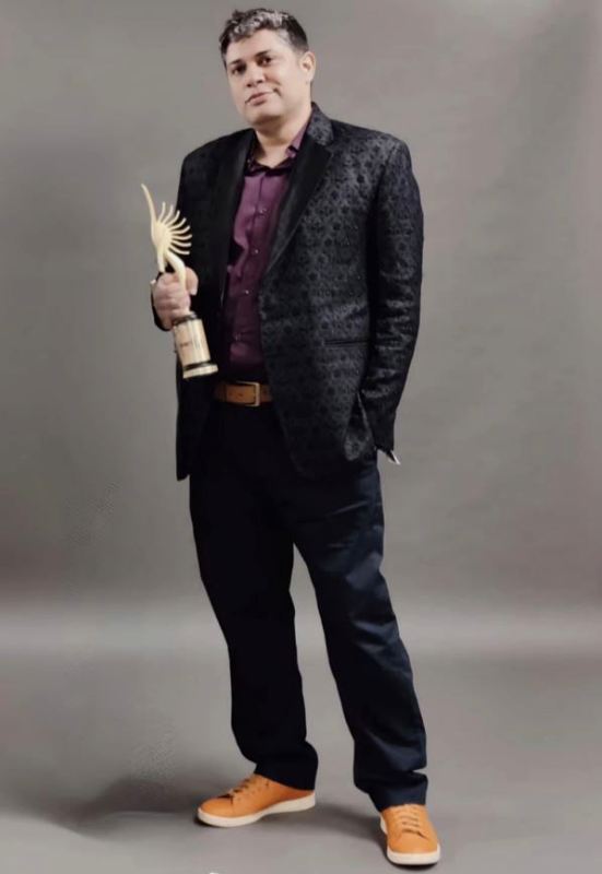 Sumit Roy after winning an award at the 24th International Indian Film Academy (IIFA) Awards