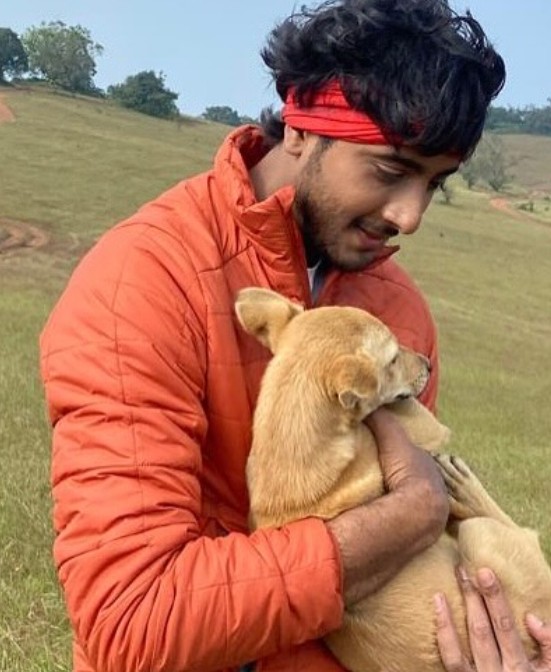 Sumukha (Actor) Height, Age, Girlfriend, Wife, Family, Biography » StarsUnfolded 7 Sumukha posing with his pet dog