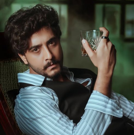 Sumukha (Actor) Height, Age, Girlfriend, Wife, Family, Biography » StarsUnfolded 9 Sumukha while enjoying an alcoholic beverage