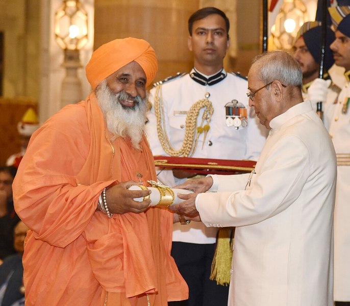 The President, Shri Pranab Mukherjee presenting the Padma Shri Award to Sant Balbir Singh Seechewal, at a Civil Investiture Ceremony, at Rashtrapati Bhavan, in New Delhi on March 30, 2017.
