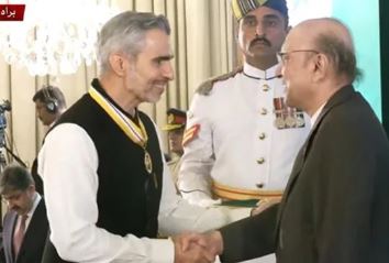 Umar Farooq Zahoor, when he was receiving Hilal-e-Imtiaz from President Asif Ali Zardari