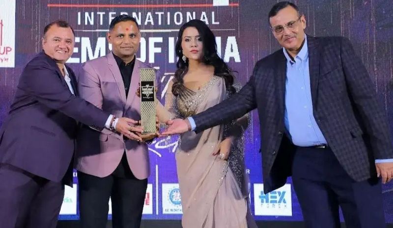 Amruta Fadnavis, Vice President of Axis Bank, presenting the award to Sandip Patel
