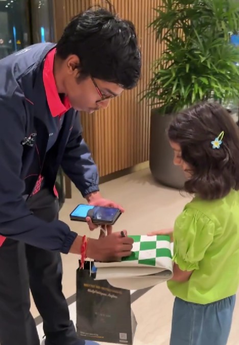 Anvi Hinge while taking an autograph of a noted chess player at the Global Chess League