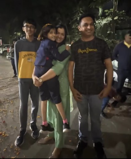 Anvi Hinge with her parents and brother
