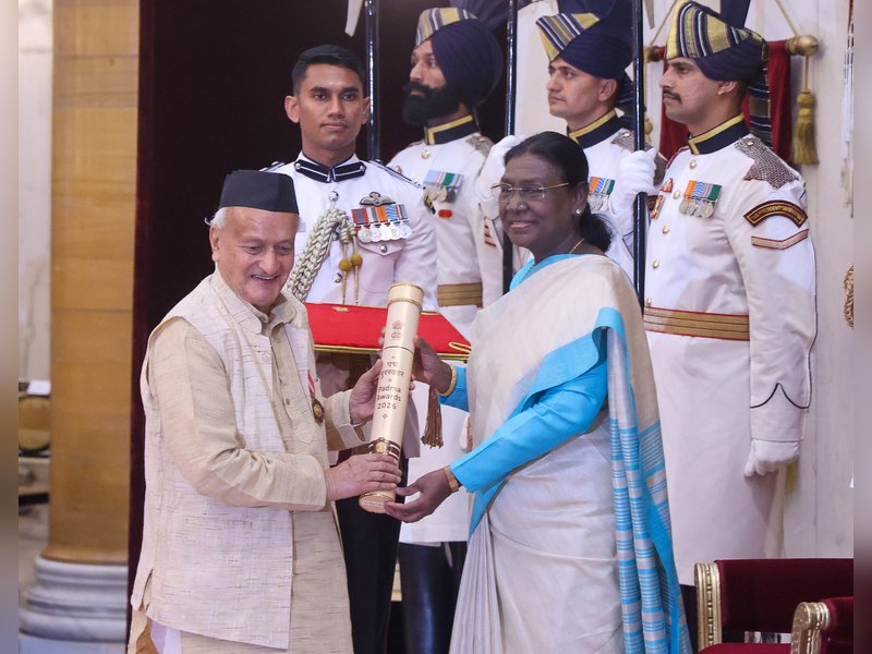 Bhagat Singh Koshyari being conferred the Padma Bhushan by President Droupadi Murmu