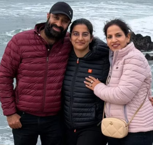 Harshita Arora with her parents