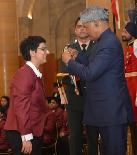 Harshita Arora with while receiving an award