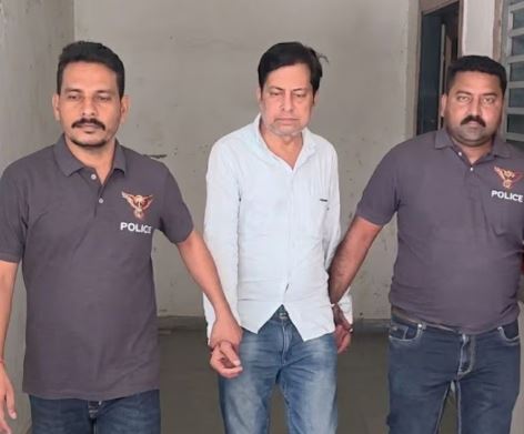 Hemant Modi (in center)