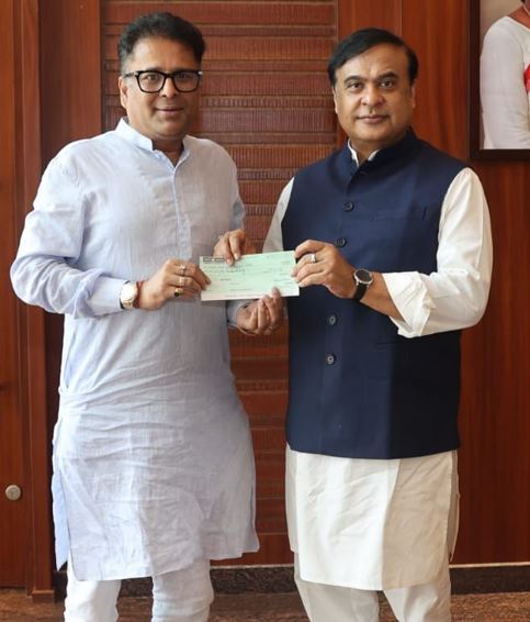 Manab Deka with Himanta Biswa Sarma while donating his one month salary
