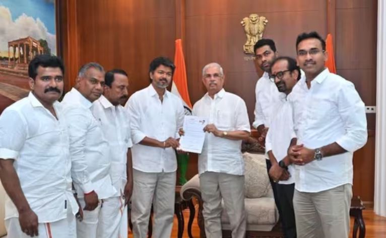 Rajendra Arlekar (fourth from right to left) with actor turned politician Vijay
