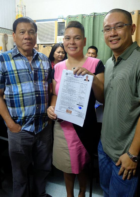 Sara Duterte Age, Husband, Children, Family, Biography » StarsUnfolded 3 Sara Duterte with her father (left) and her husband (right), when she filed her candidacy for the 2007 mayor elections