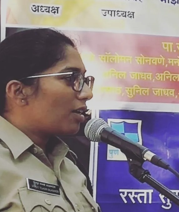 Tejaswi Satpute while delivering a lecture during an event