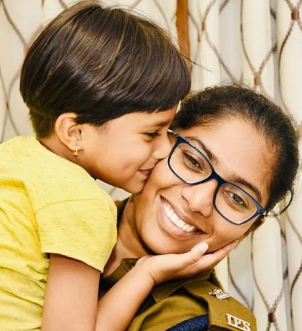 Tejaswi Satpute with her daughter