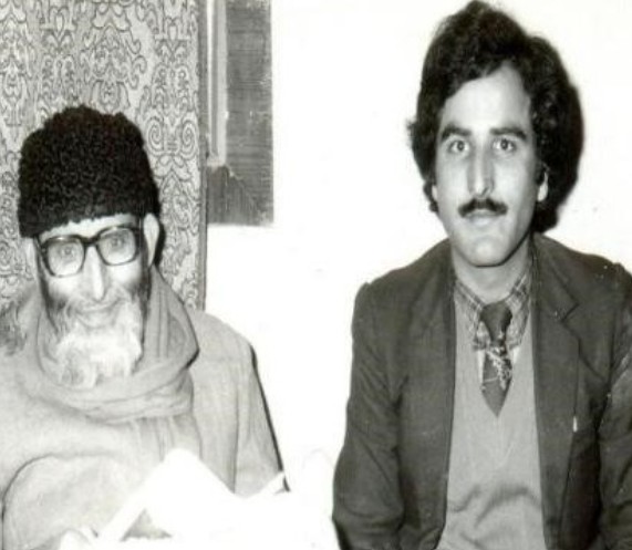 An old picture of Syed Amin Tabish with veteran leader Moulana Masoodi from the days when Tabish was serving as the Editor of Koshur Akhbar