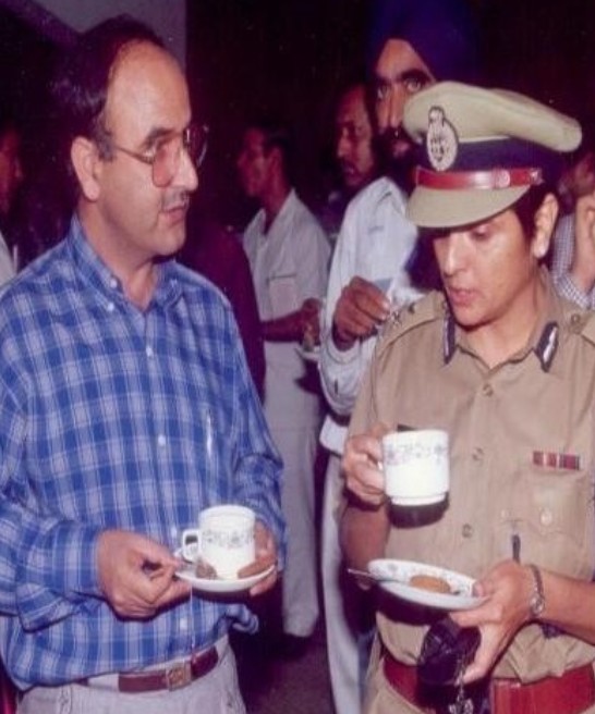 An old picture of Syed Amin Tabish while talking to Kiran Bedi at AIIMS, New Delhi