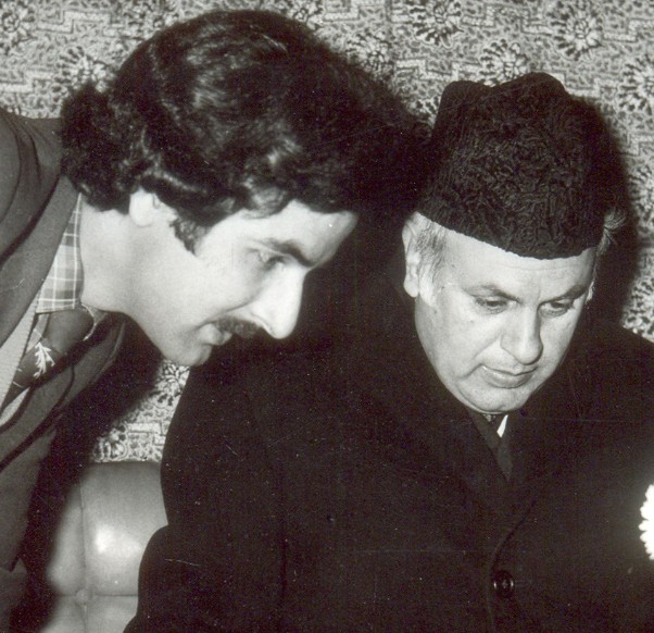 An old picture of Syed Amin Tabish with the then CM of Jammu and Kashmir in 1983