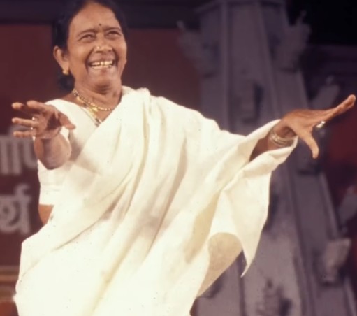 An old picture of Vithabai Narayangaonkar during a stage show