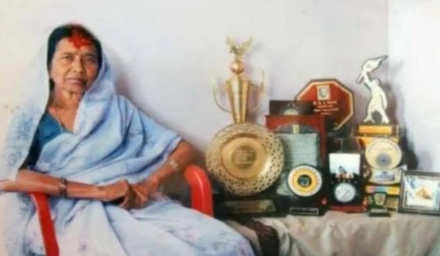 An old picture of Vithabai Narayangaonkar posing with her awards