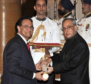 Dattatreyudu Nori (left) receiving the Padma Shri award from the President of India Shri Pranab Mukherjee (right)