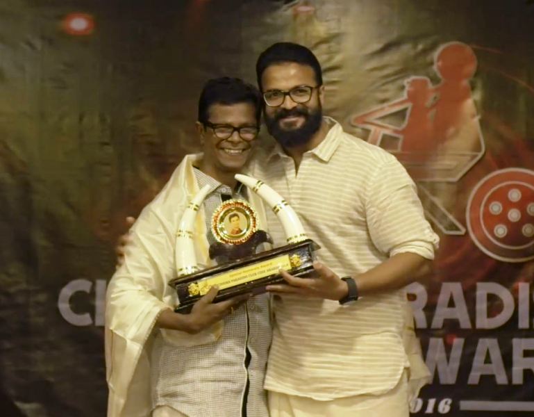 Indrans after receiving the Special Honorary Award from actor Jayasurya at the 2016 CPC Cine Awards