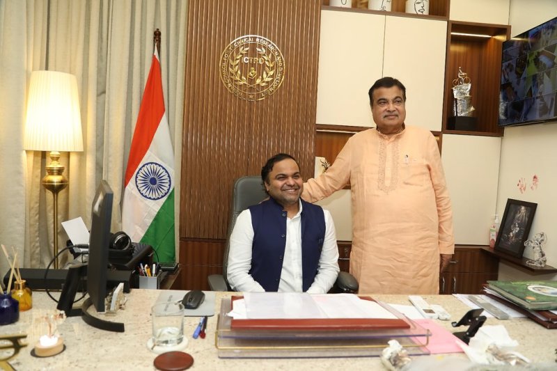 Ketan Mohitkar at his office with Nitin Gadkari