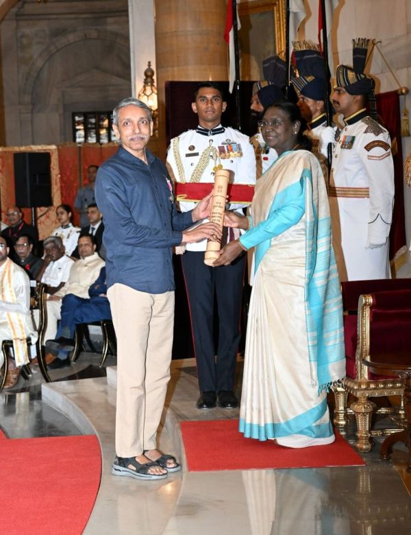 Mamidala Jagadesh Kumar while receiving the Padma Shri from President Droupadi Murmu