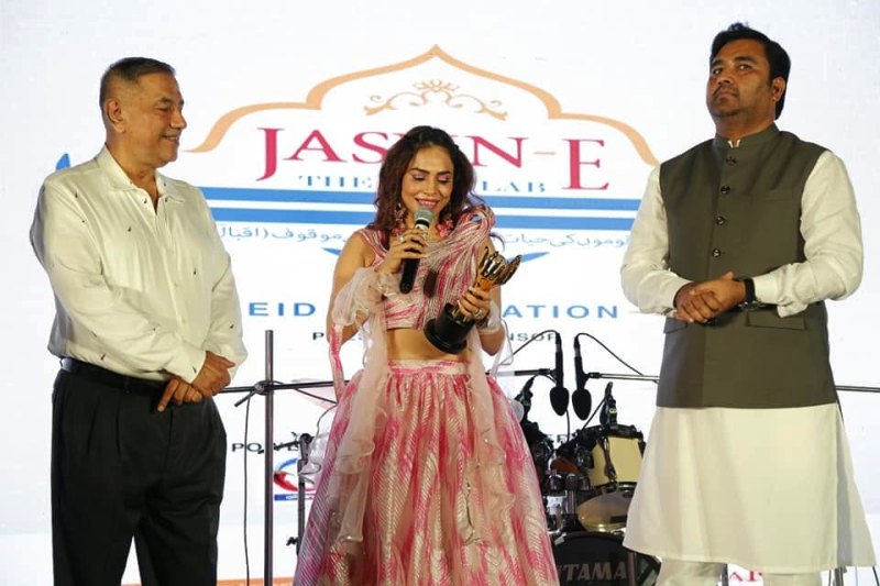 Nikita Rawal after winning an award at the 2023 Jashn-E-Inquilab Awards