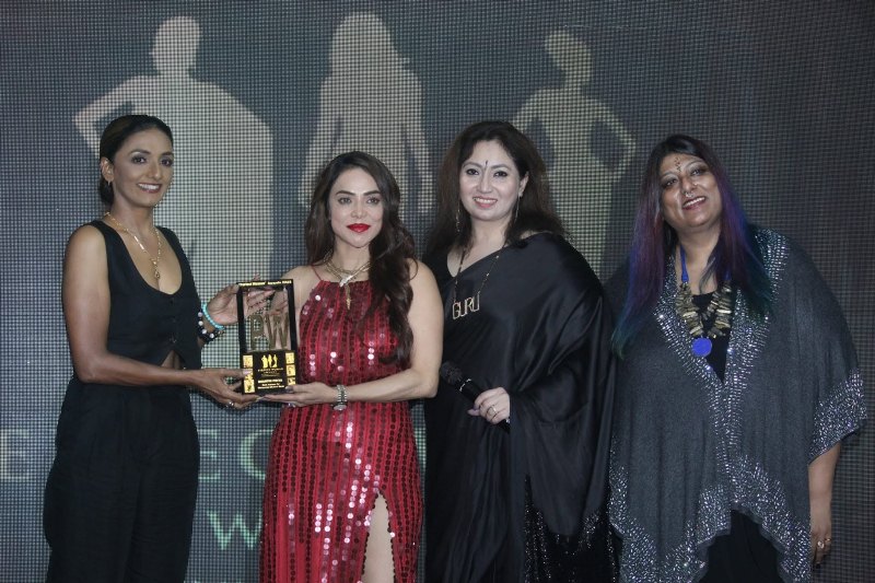 Nikita Rawal receiving an award at the 2023 Perfect Woman Awards