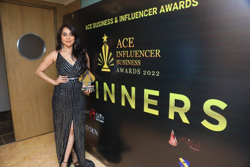 Nikita Rawal while receiving an award at the 2022 ACE Business and Influencer Awards