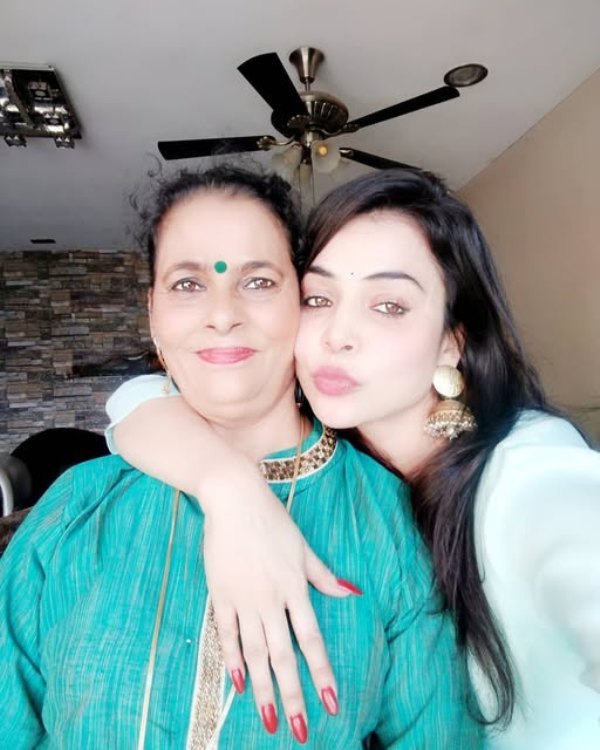 Nikita Rawal with her mother