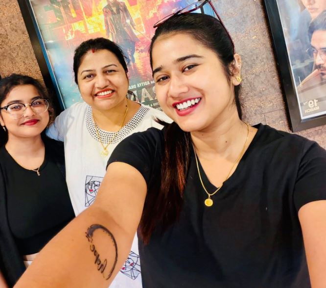 Sayoni Chakraborty with her sister and mother