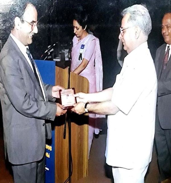 Syed Amin Tabish receiving an award at AIIMS, New Delhi
